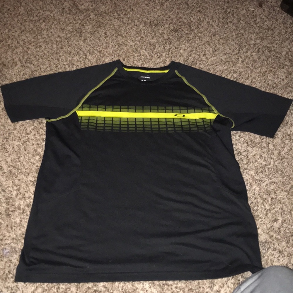 Men’s medium Oakley athletic shirt